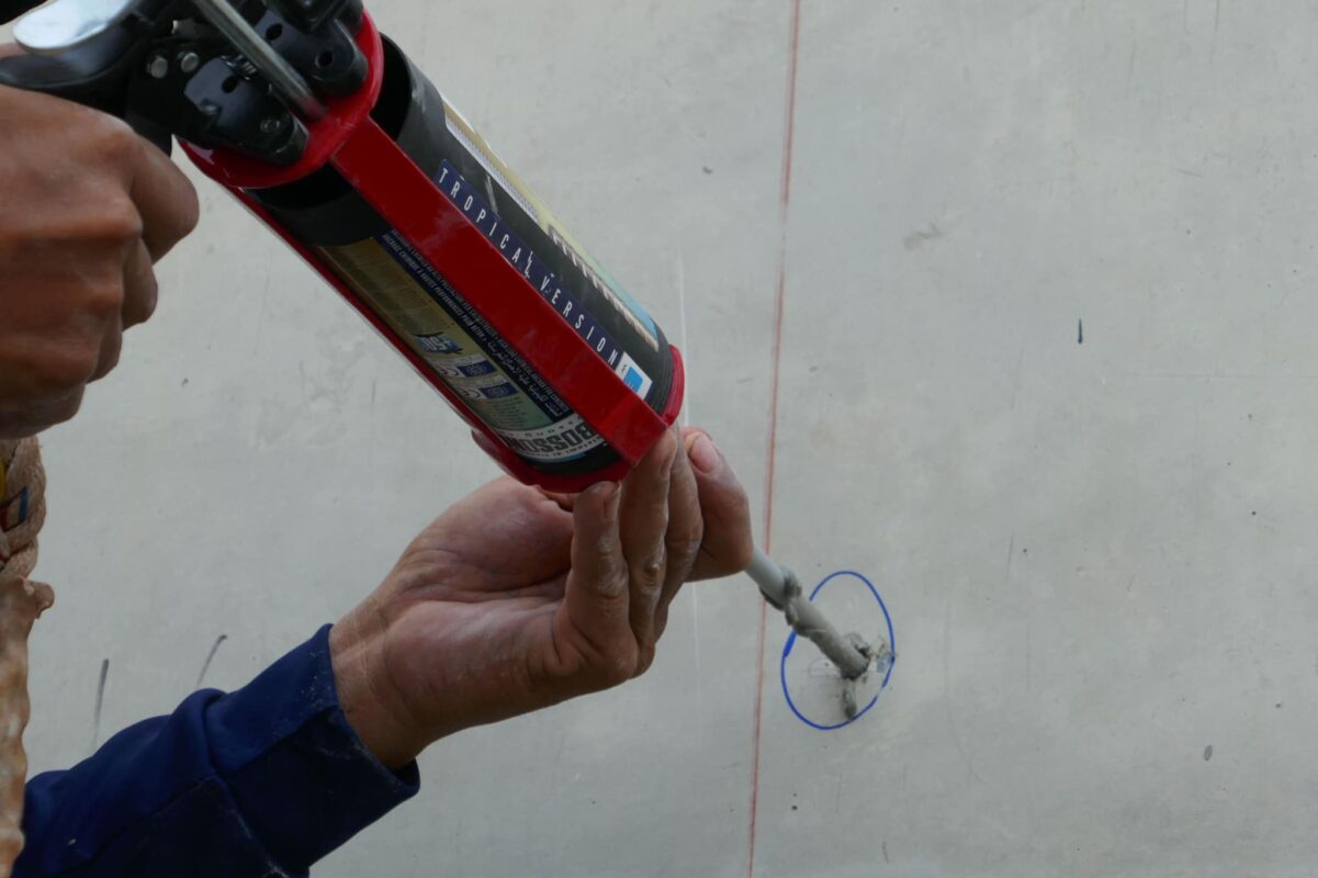 Các ứng dụng phổ biến của keo cấy thép